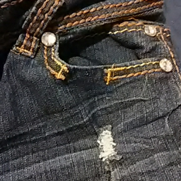 Juniors Almost Famous distressed jean Capri's - Picture 6 of 6